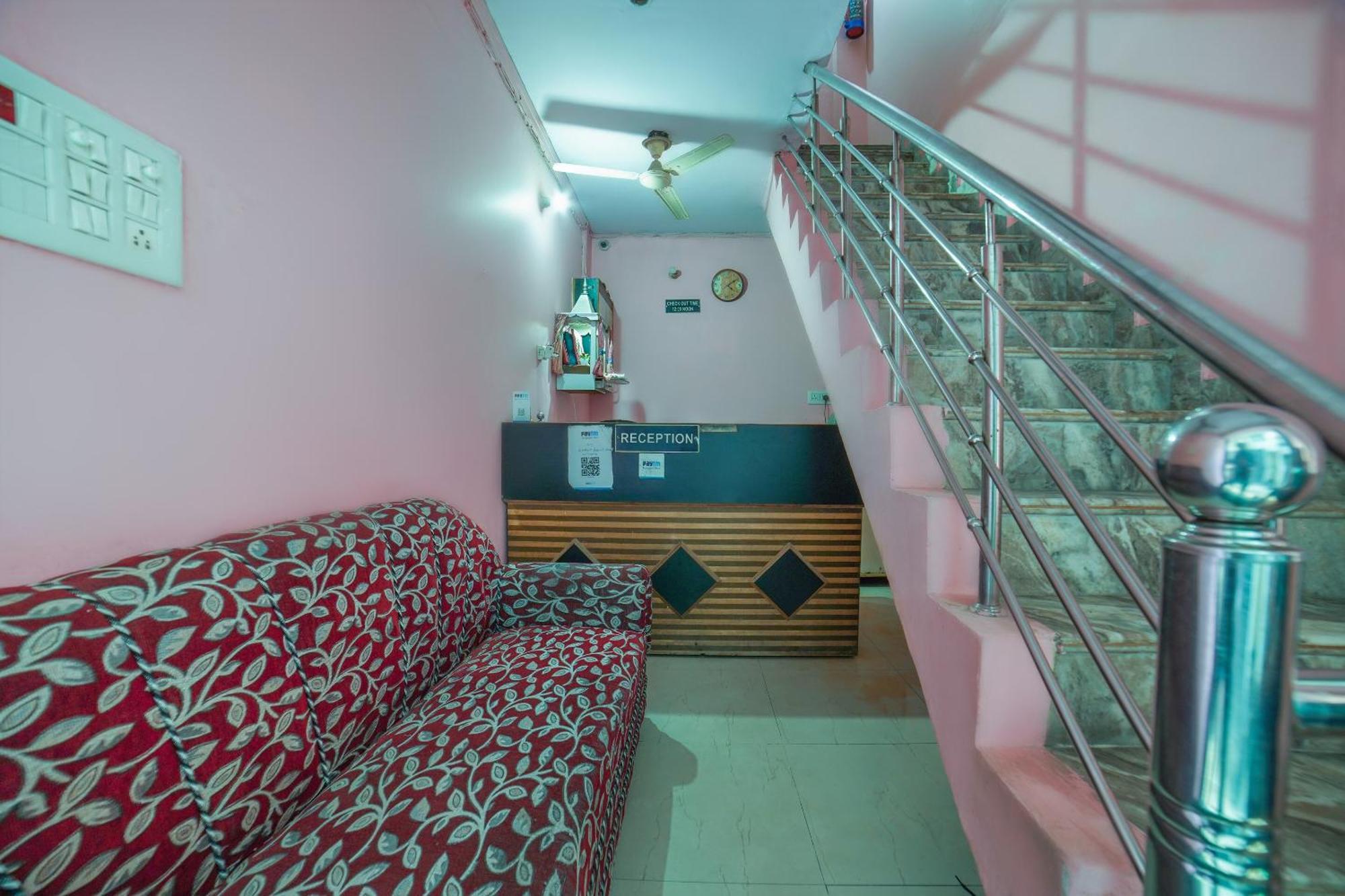 Spot On Komfort Guest House Rudrapur Exteriör bild
